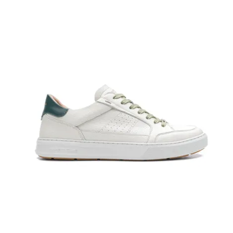 Ambitious White Trainer| 112187333